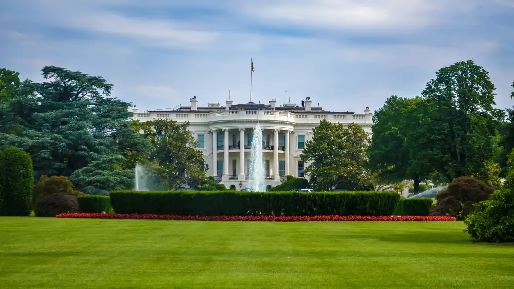 White House exterior with US flag and fountain