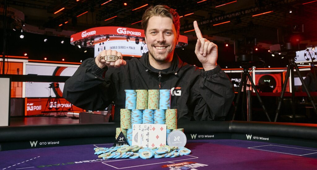 Le champion du WPT remporte le bracelet WSOP lors d'un événement PLO8 à 1 500 $