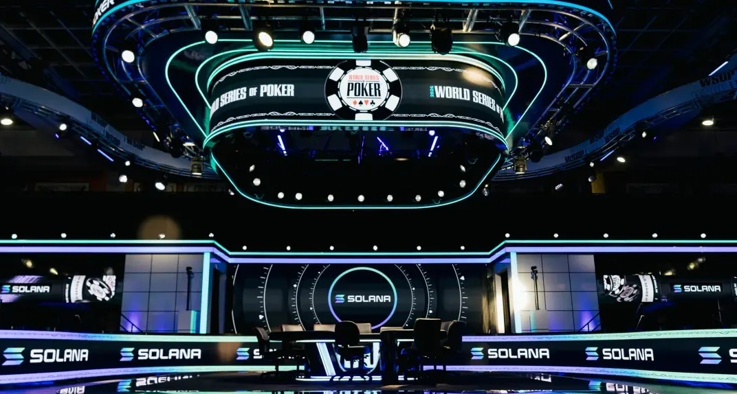 Une photo du logo Solana sur la scène de la table finale des WSOP