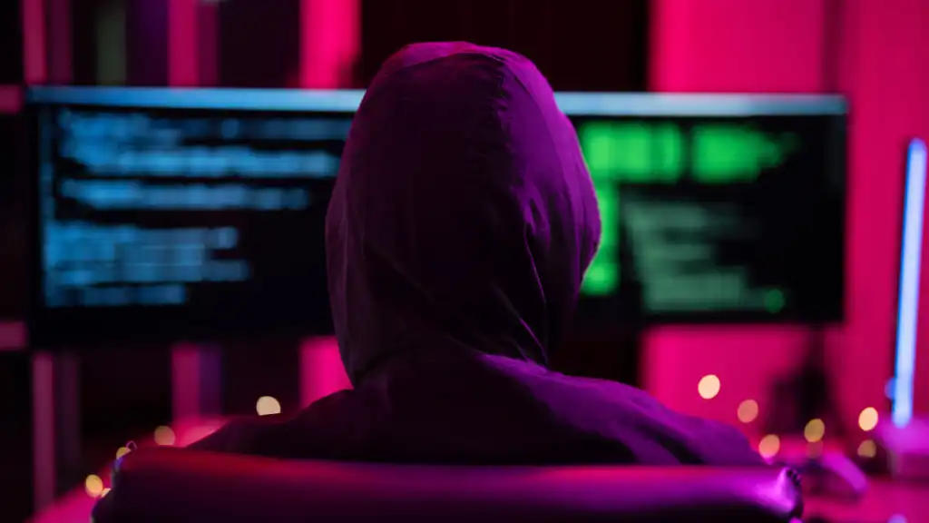 Hacker vor Computer