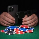 Quelle est la règle sur les appareils électroniques à la table de poker ?