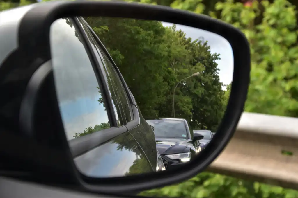 Blind spot in car side mirror