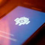 Smartphone mit Symbolbild für ein Android-Update