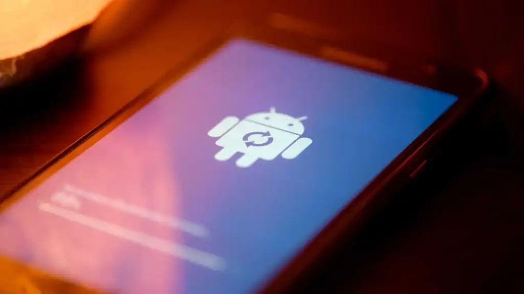 Smartphone mit Symbolbild für ein Android-Update