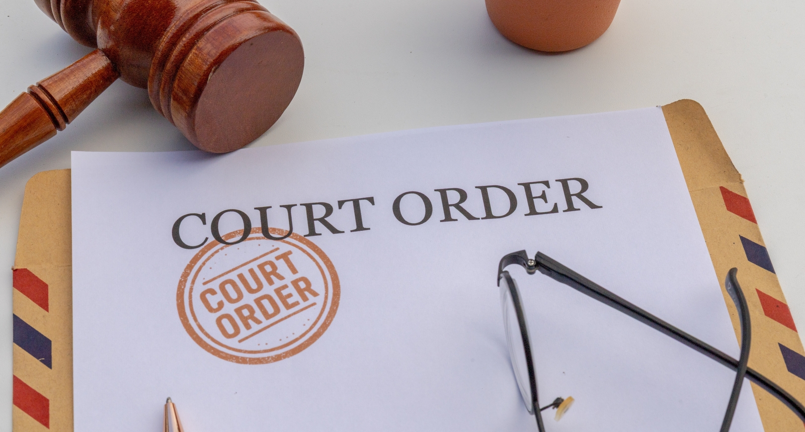 Une photo d'une ordonnance du tribunal
