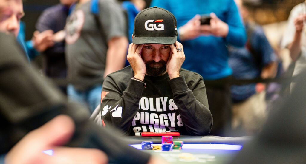 REGARDER: Daniel Negreanu tombe juste avant le neuvième bracelet WSOP