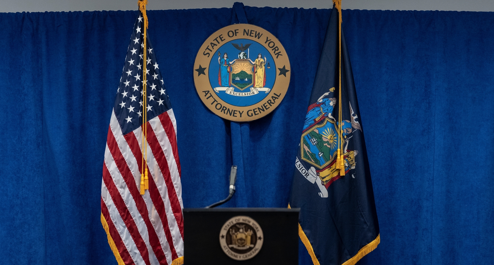 Une photo du podium de presse pour le New York AG