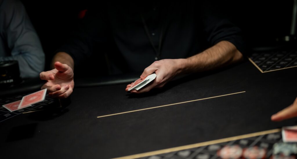 Une photo d'un poker distribuant des cartes de lancer