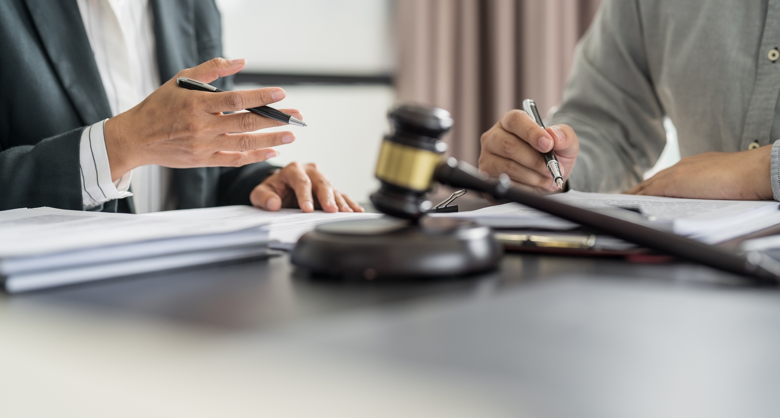 Une photo de deux avocats avec le marteau d'un juge
